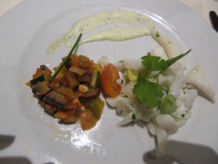 18:53　前菜　上さんの頼んだイカのサラダ