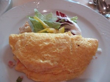 8:48　5階のアラカルト・レストランで朝食　オムレツ