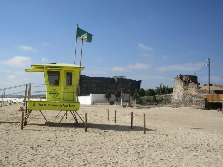 11:03　街の散策　自由行動となり、浜辺へ、黄の監視小屋と奥には小さな要塞かな・・・
