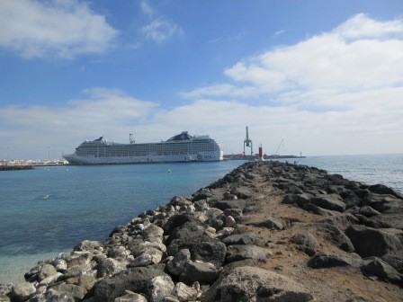 11:15　街の散策　海、乗っている客船、ガントリークレーン