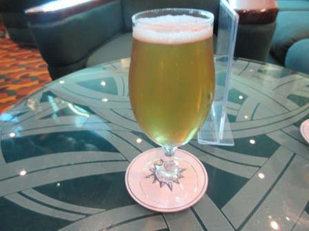 12:03　散策を終えて、バーで生ビール