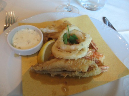 13:04　昼食　前菜　上さんの頼んだミックスフライ・シーフード