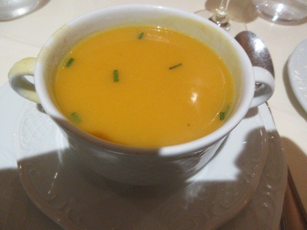 18:57　夕食　前菜　上さんの頼んだキャロットとジンジャーのスープ