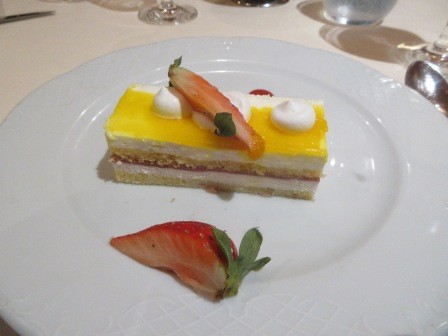 19:35　夕食　デザート　上さんの頼んだライム・ココナッツケーキ