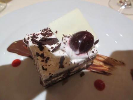 19:35　夕食　デザート　私の頼んだホワイトチョコレートのムースケーキ