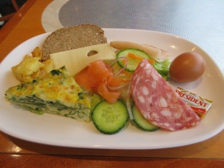 8:34　朝食、上さんがバイキングをきれいに盛り付けてみた