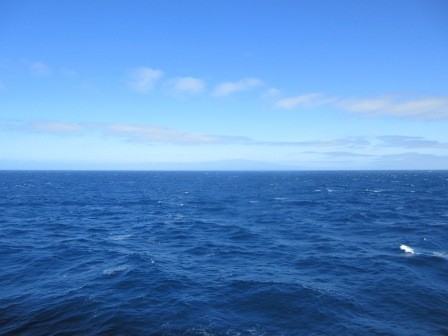 11:40　終日海の上、遠くに薄っすらと島が見える