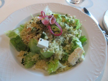 13:30　昼食　前菜　上さんの頼んだキヌアサラダ、アボガド、トマト、豆腐