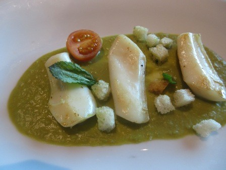 13:48　昼食　メイン　上さんの頼んだイカのロースト、デザートは撮り忘れたようだ