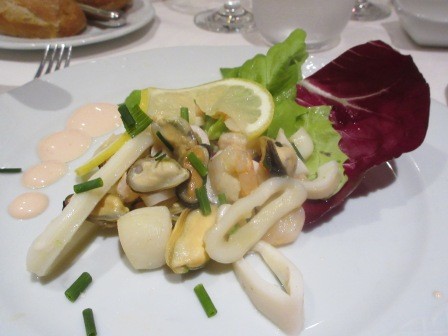 18:51　夕食　前菜　私の頼んだシーフードメドレー