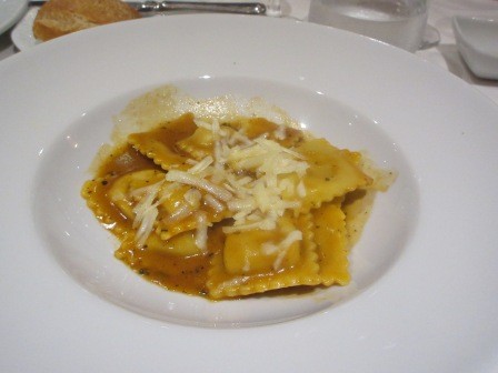 19:14　夕食　メイン　上さんの頼んだショートリブステーキのラビオリ