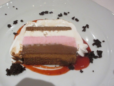 19:33　夕食　デザート　私の頼んだチョコレート　ミント　ムースケーキ