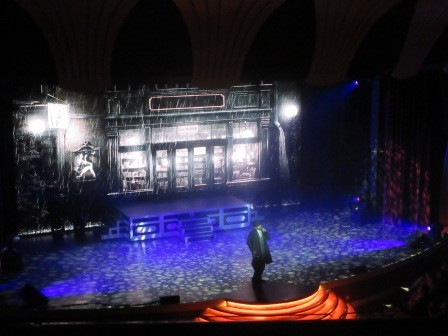 21:43　21時からの1時間程のショウを3、4回は見たと思うのだが、演目は変わるが出演者はほぼ同じ