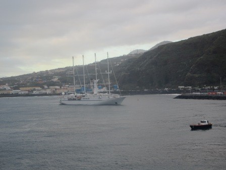8:16　優雅に帆船が入って来た