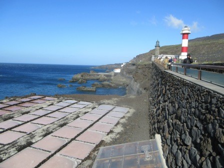 10:39　二つの灯台？と塩田