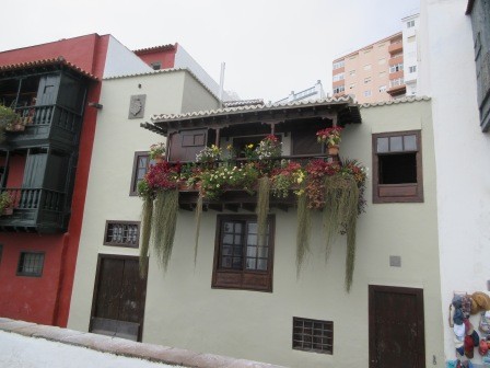 12:55　旧市街地、窓辺、観光用に飾っているのかな・・・