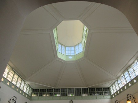 13:13　小さな市場の天井、ここはもう一度買物に来たい