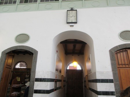 13:16　ダリを思わせる長方形の時計