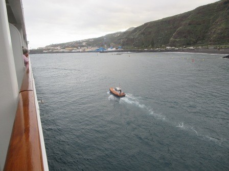 17:57　水先案内人に先導されて、出航地グラン・カナリア島へ出航、いよいよ旅の終わり