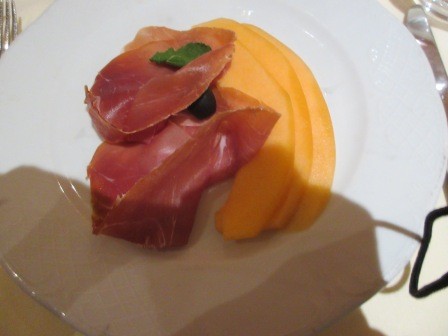 18:51　夕食　前菜　上さんが頼んだプロシュートとメロン