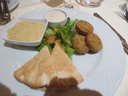 19:14　夕食　メイン　上さんが頼んだ中東風豆のコロッケ