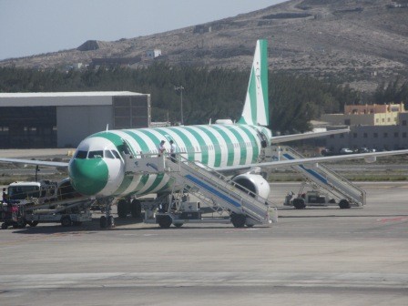 12:26　この芋虫みたいな機体の航空会社はどこ