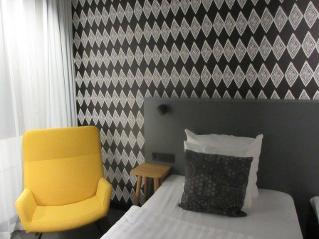 フィンランド時間23:31　ヘルシンキのホテルPRESIDENTTIの今宵の客室