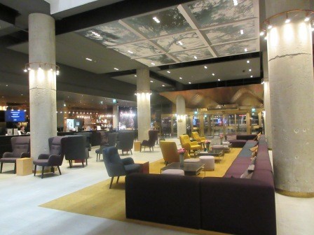 24:08　ホテルロビー