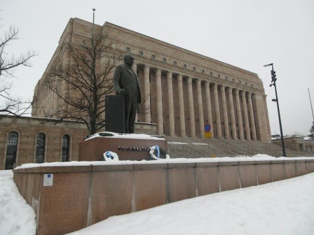 10:13　社会主義を感じさせる銅像と建物