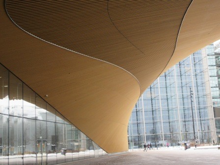 10:25　近づくと、玄関周りは斬新