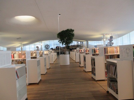 10:36　3階が図書館で、両端が少し高くなっていて俯瞰でき、子供が遊べるようになっていた