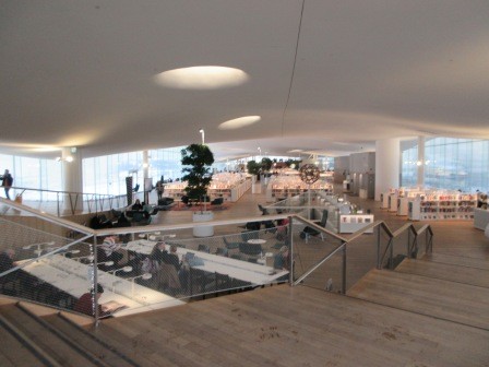 10:38　3階の図書館の逆の端より