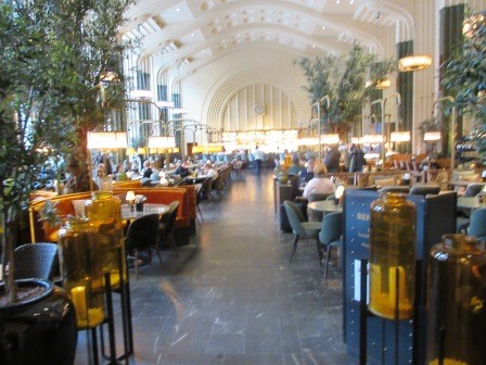 11:10　駅構内　大きなレストランか、カフェ