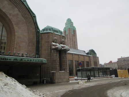 11:14　駅の外観、大きな彫像のモニュメント