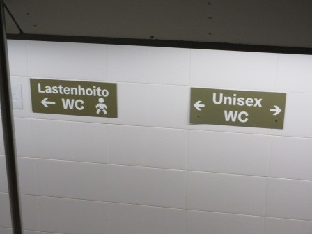 11:58　公衆トイレ　Lastenhoitoは幼児とか子供を意味する