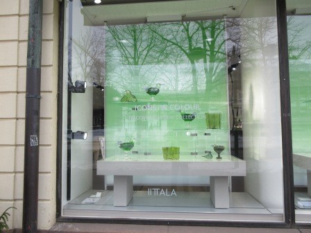 12:01　イッタラのショウウインドウ、隣にはアラビアもあった