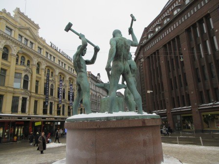 12:30　街に労働者の彫像