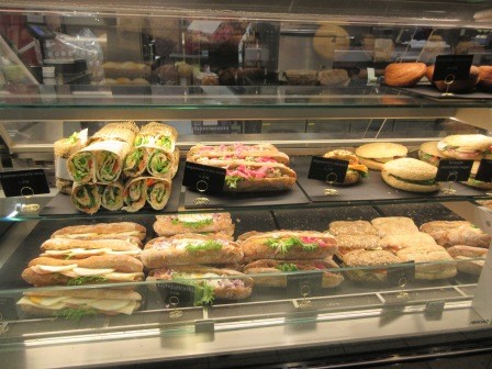 13:17　ヘルシンキ探訪を終えて、ホテル横の地下街で、コーヒーとサンドで昼食