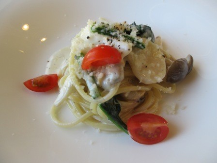 3月4日（水）　昼食　キングスウェル　帆立とツブ貝、ほうれん草のクリームソーススパゲティ