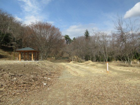 10:34　マウンテンバイクコースを歩いて、自由広場へ登って行く