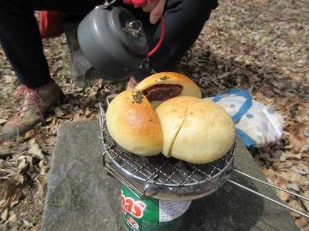 11:25　久しぶりにコーヒーを淹れ、パンを炙って、コブシの向こうに春霞の富士を見ながら喫茶