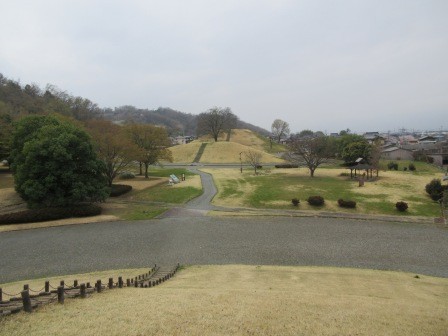 円墳頂部より見た、前方後円墳の銚子塚古墳