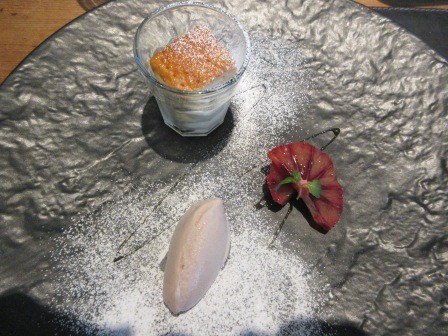 バナナのアイスクリーム、ブラッドオレンジなどのデザート