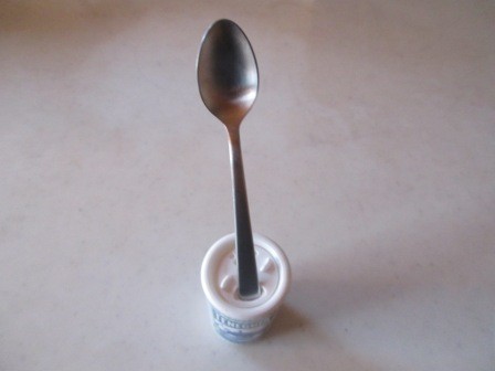 スプーンの柄で押し込んで