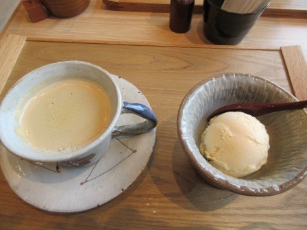 追加で注文したデザート、上さんがクリームチーズアイス、私がバニラアイス