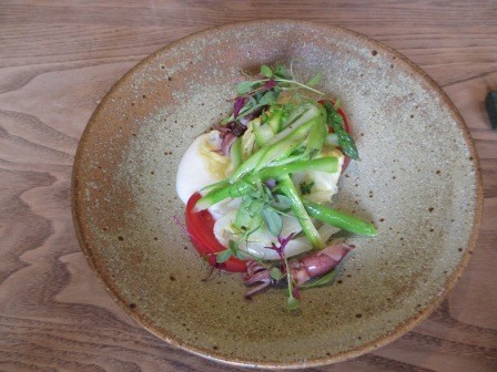 13:10　昼食　本田食堂　アスパラとホタルイカのサラダ