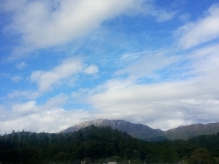 11月4日（火）11:58　バスの車窓、伊吹山