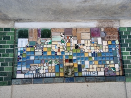 11月10日（月）08:05　朝の鴨川散歩、鴨川湯の玄関横のタイル