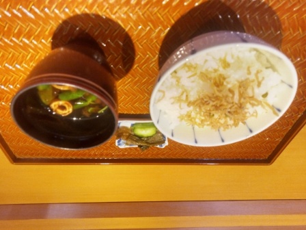 香の物、赤出汁。ちりめんじゃこご飯