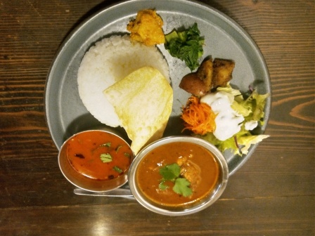 昼食　カレー屋サーカス　チキンカレーとトマト風味のエスニックスープ